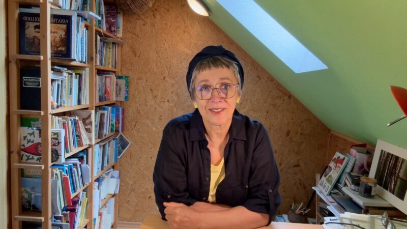 Lugude jutustaja Piret Päär jutustamas oma koduses raamatukogus